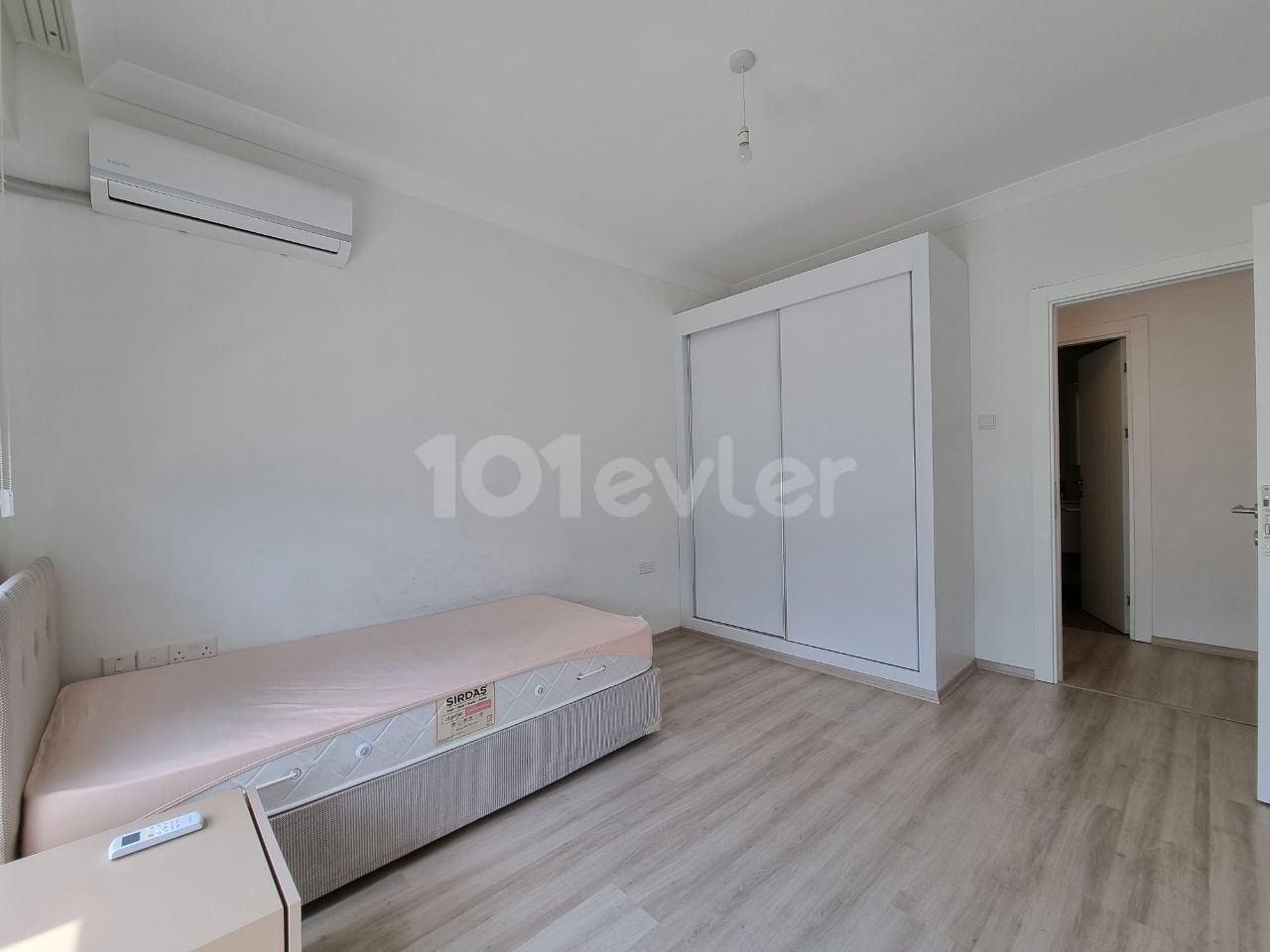 Girne Merkezinde Site Içerisinde Ortak Havuzlu 3+1 Penthouse