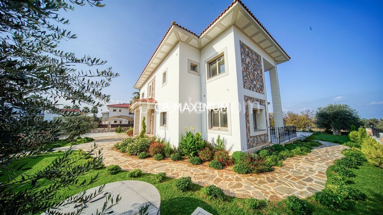 Kıbrıs Girne Alsancak'ta Satılık 5+1 Yüzme Havuzlu Villa