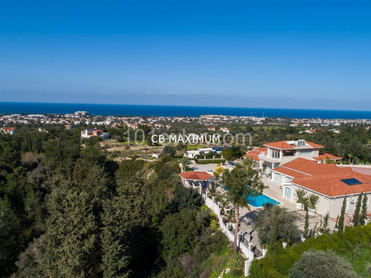 Villa mit Tennisplatz mit Schwimmbad zum Verkauf in Zypern Kyrenia Bellpais ** 