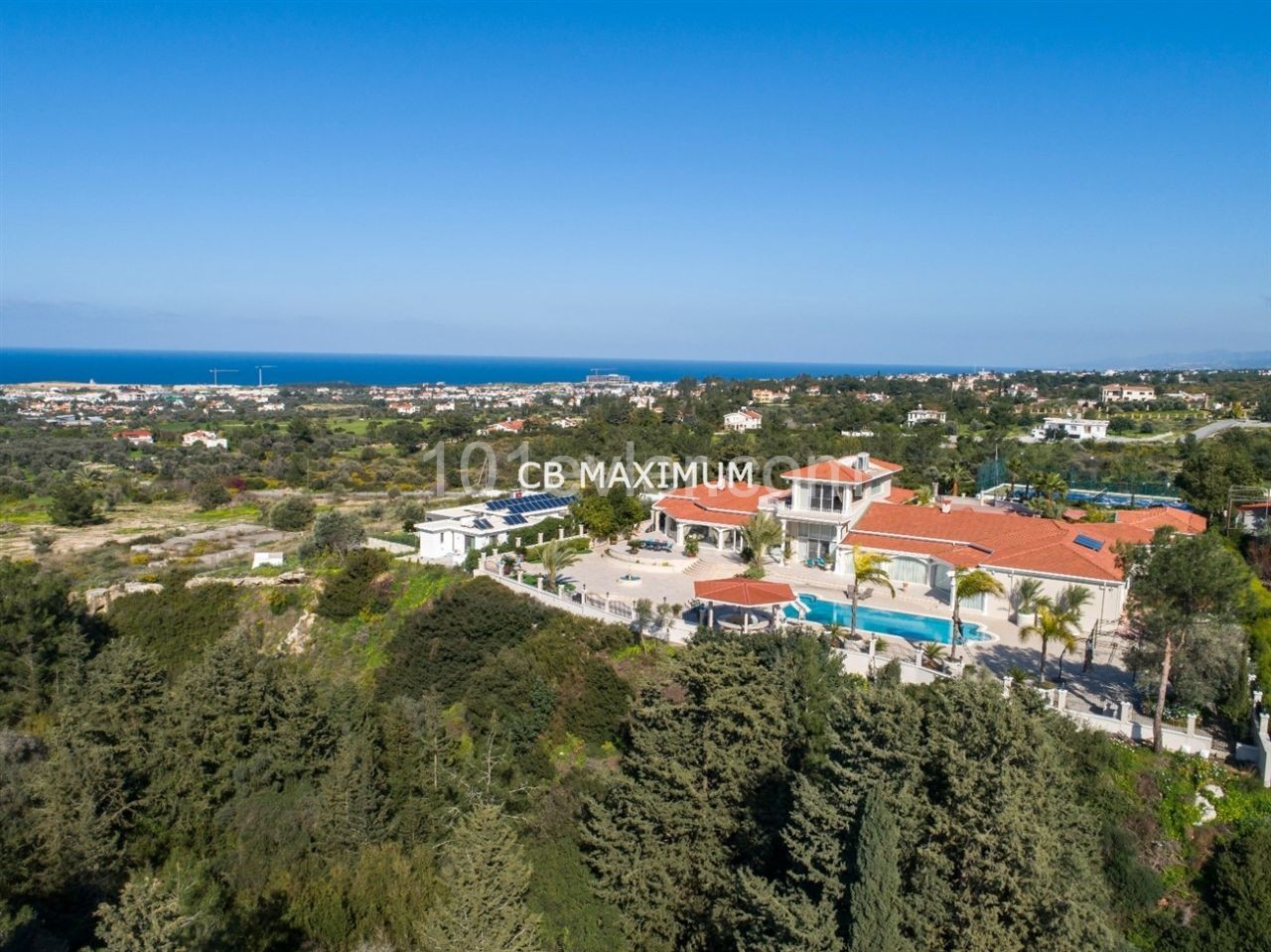 Villa mit Tennisplatz mit Schwimmbad zum Verkauf in Zypern Kyrenia Bellpais ** 