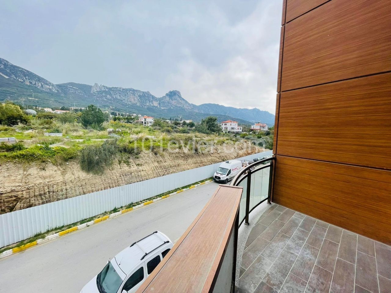 EINZIGE AUTORISIERTE TOLLE GELEGENHEIT 2+1 RESIDENZ AUF PRESTIGETRÄCHTIGEM GELÄNDE IM ZENTRUM VON KYRENIA ** 