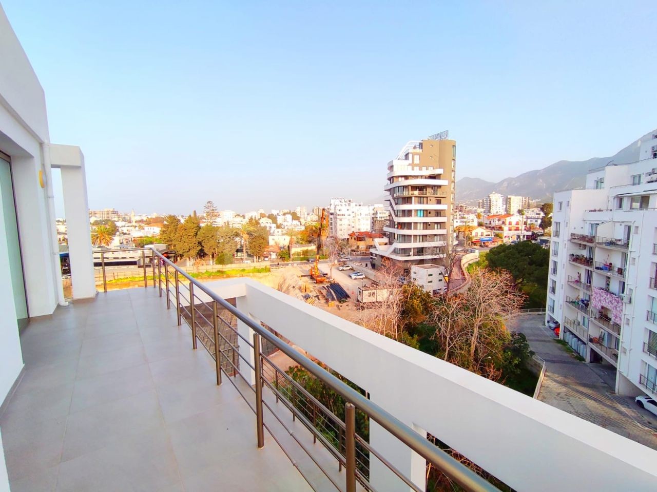 Girne Merkezde Şehir Manzaralı Dubleks 3+1 Penthouse