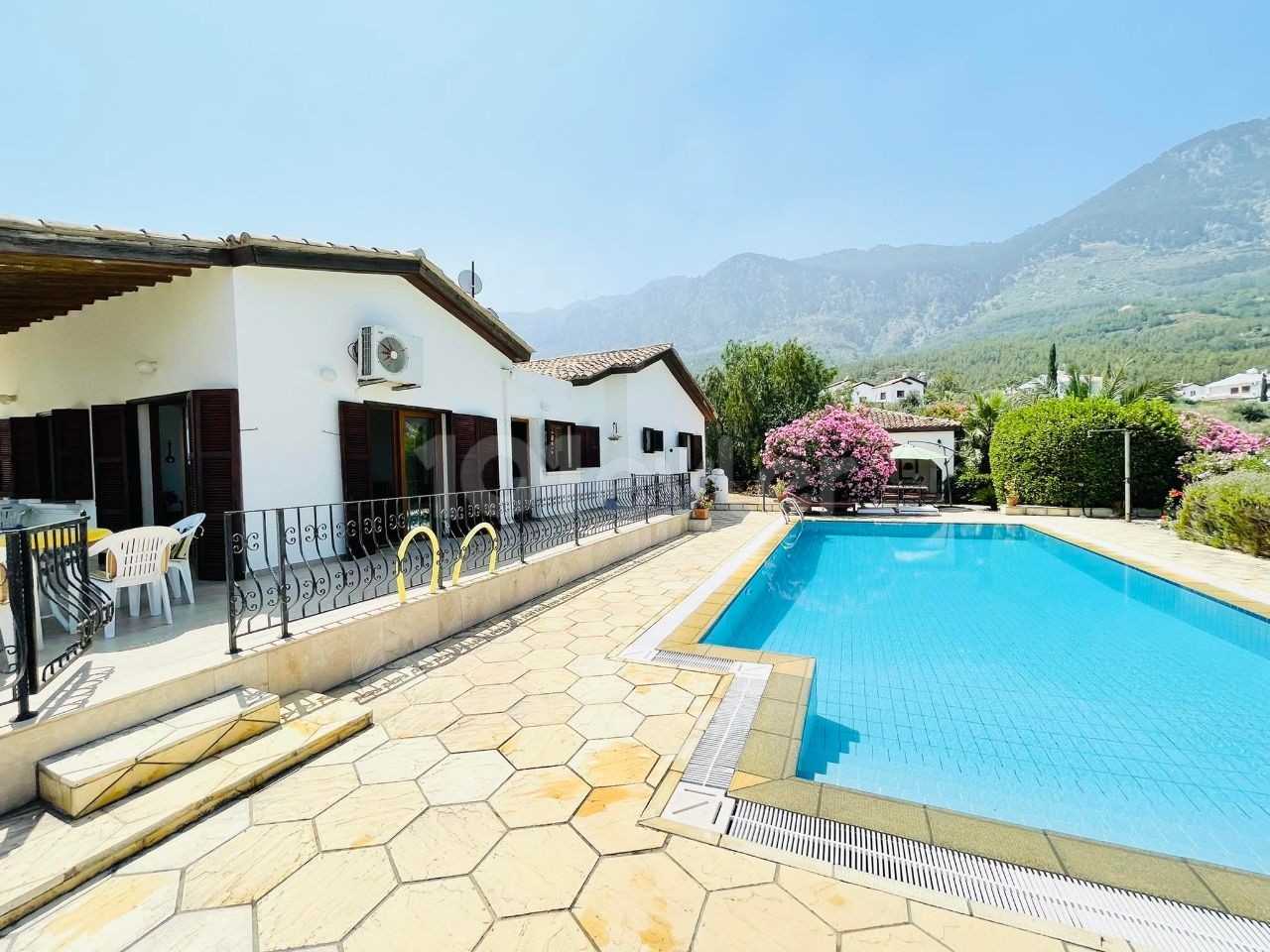 EINSTÖCKIGE VILLA MIT HERRLICHEM MEERBLICK IN ZYPERN KYRENIA LAPTA ** 