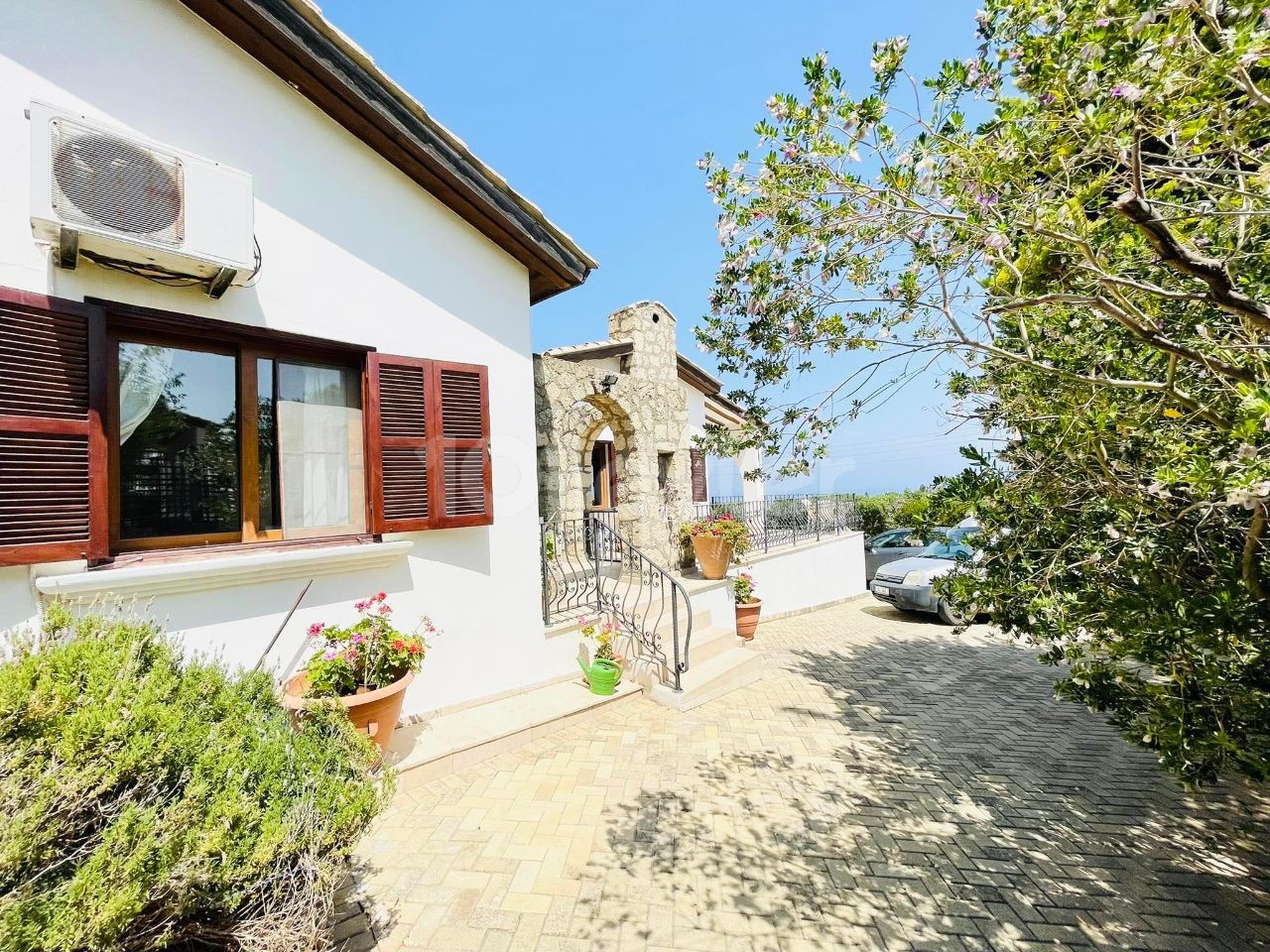 EINSTÖCKIGE VILLA MIT HERRLICHEM MEERBLICK IN ZYPERN KYRENIA LAPTA ** 