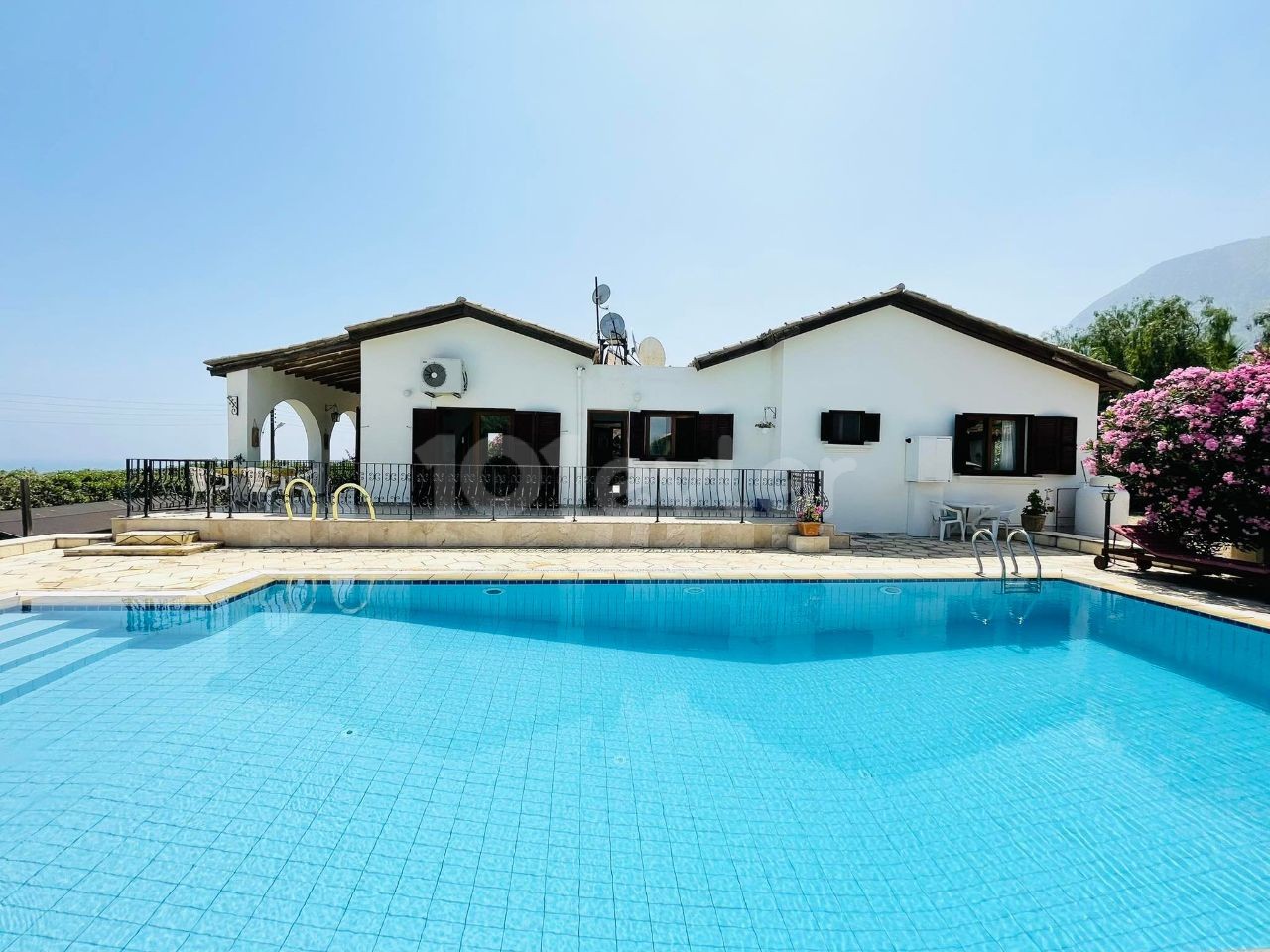 EINSTÖCKIGE VILLA MIT HERRLICHEM MEERBLICK IN ZYPERN KYRENIA LAPTA ** 