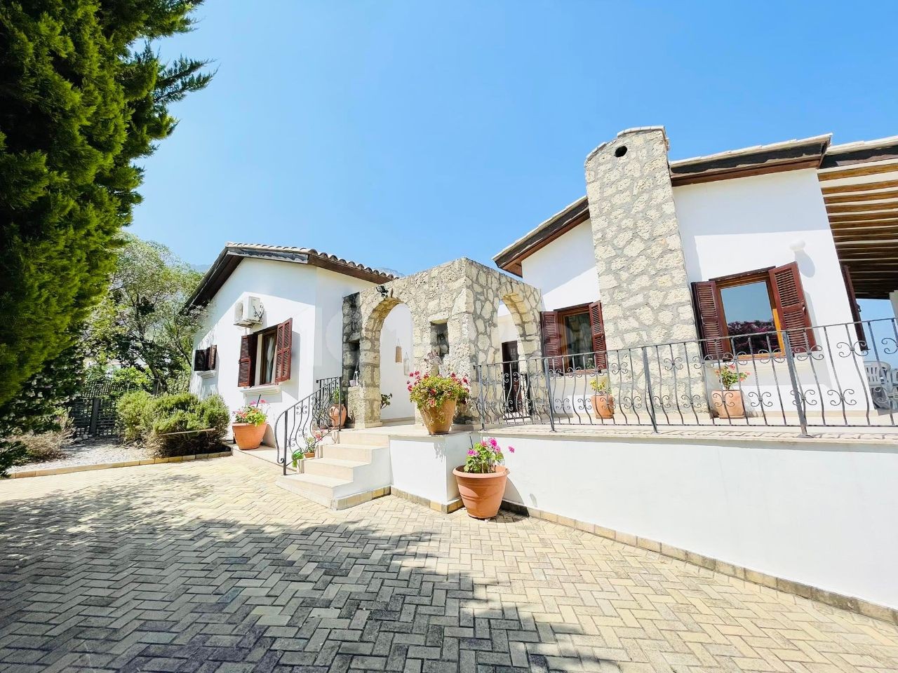 EINSTÖCKIGE VILLA MIT HERRLICHEM MEERBLICK IN ZYPERN KYRENIA LAPTA ** 