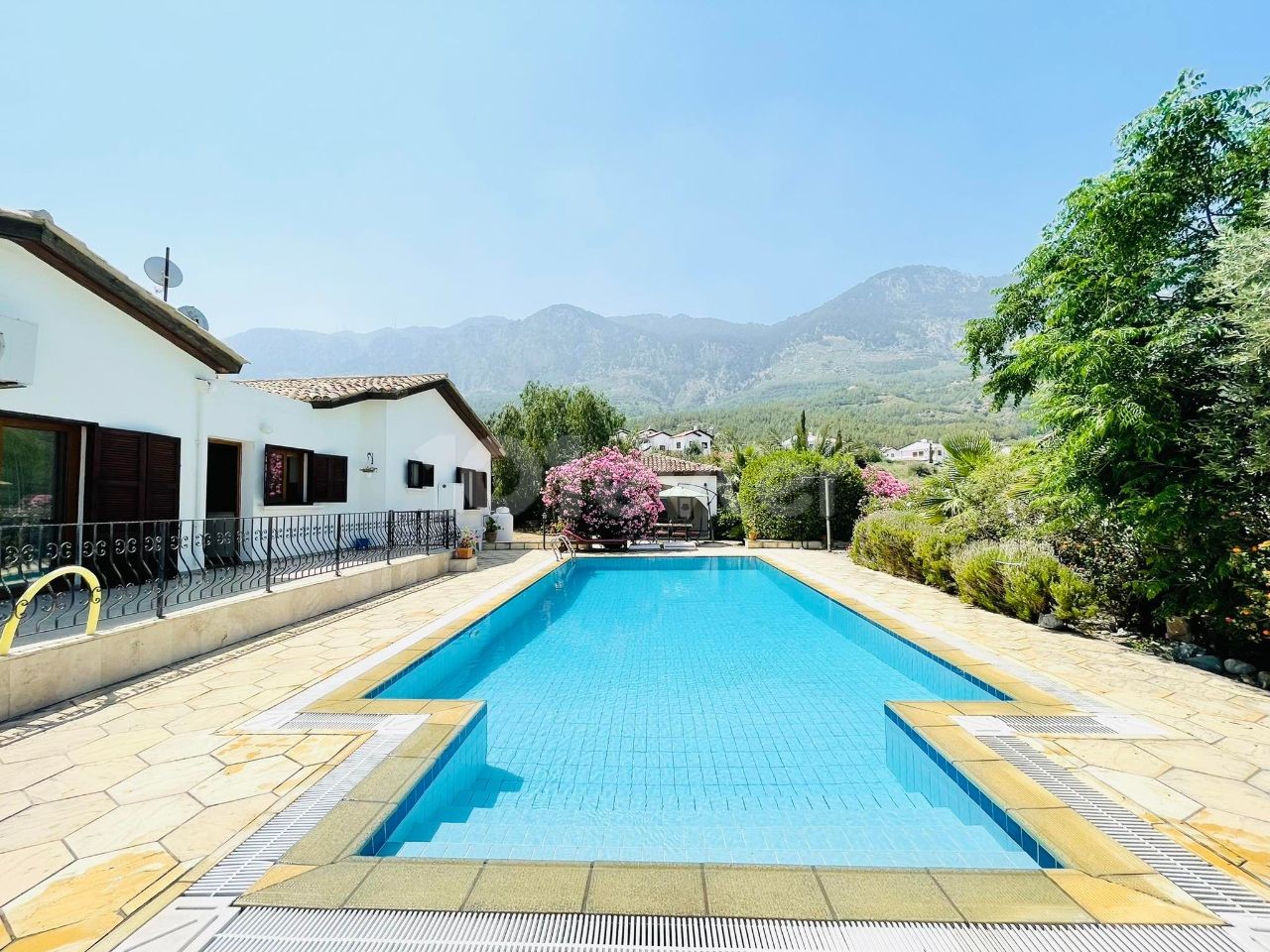 EINSTÖCKIGE VILLA MIT HERRLICHEM MEERBLICK IN ZYPERN KYRENIA LAPTA ** 