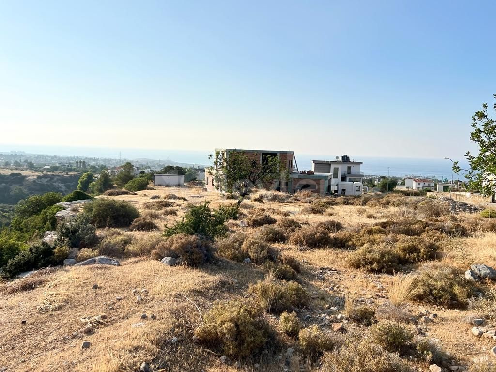 Girne Çatalköy Bölgesinde 990 m2 Eşdeğer Arsa