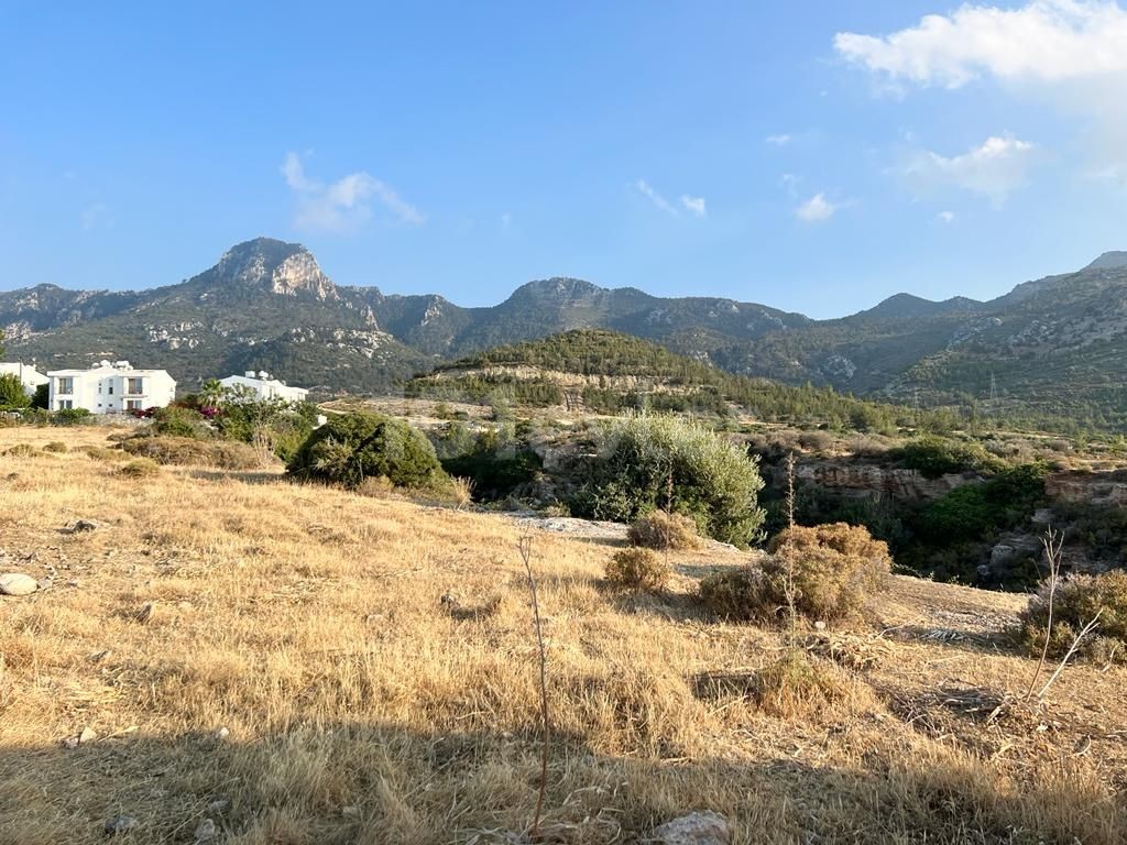 990 m2 Equivalent Land Plot in Kyrenia Decatalkoy Region ** 