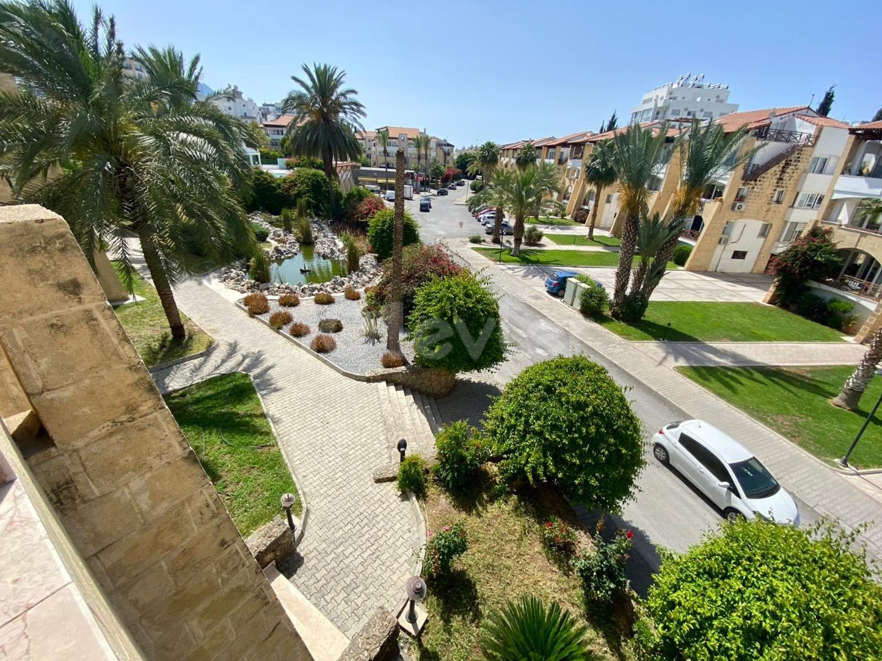 Girne  Merkezde Havuzlu Sitede Türk Koçanlı 1+1 Daire! £57.500