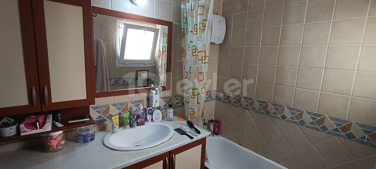 Girne  Merkezde Havuzlu Sitede Türk Koçanlı 1+1 Daire! £57.500