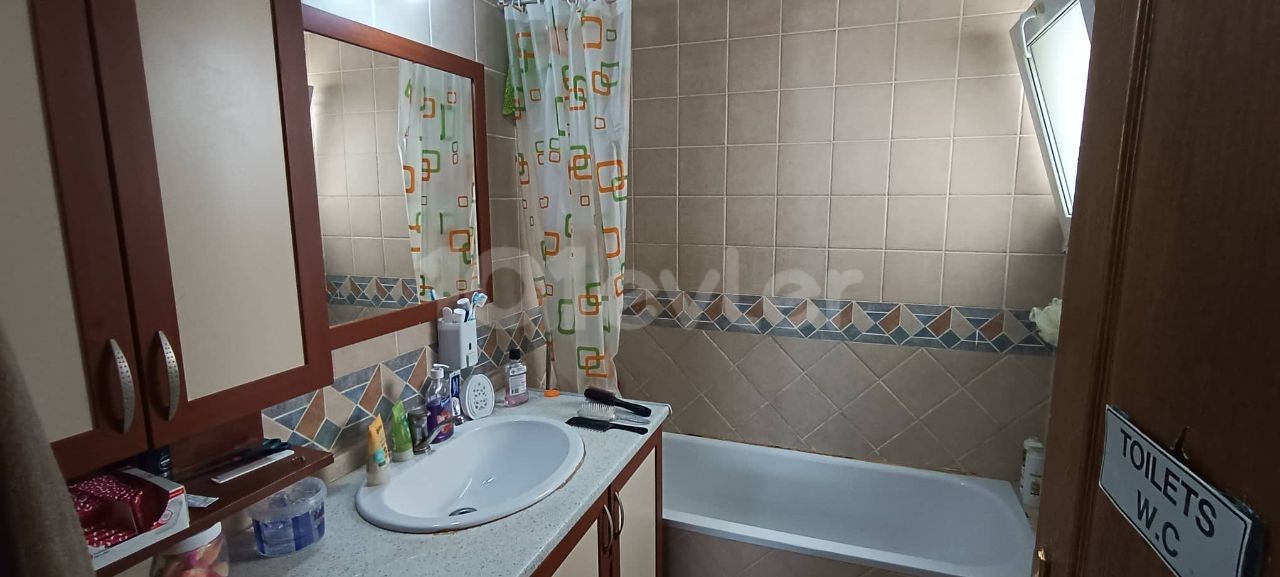 Girne  Merkezde Havuzlu Sitede Türk Koçanlı 1+1 Daire! £57.500