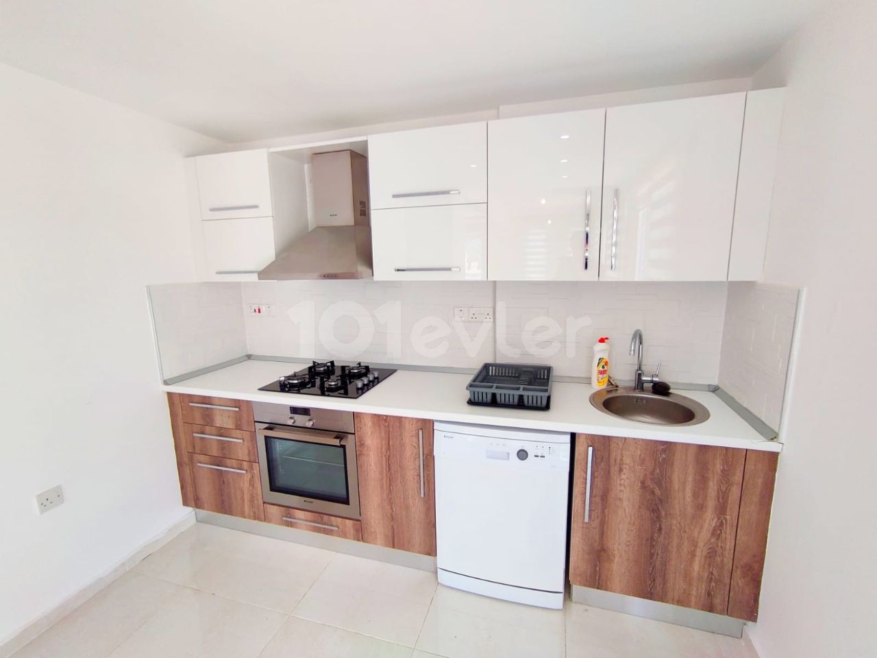 Ensuite 3-Bedroom Penthouse for Rent in the Center of Kyrenia ** 