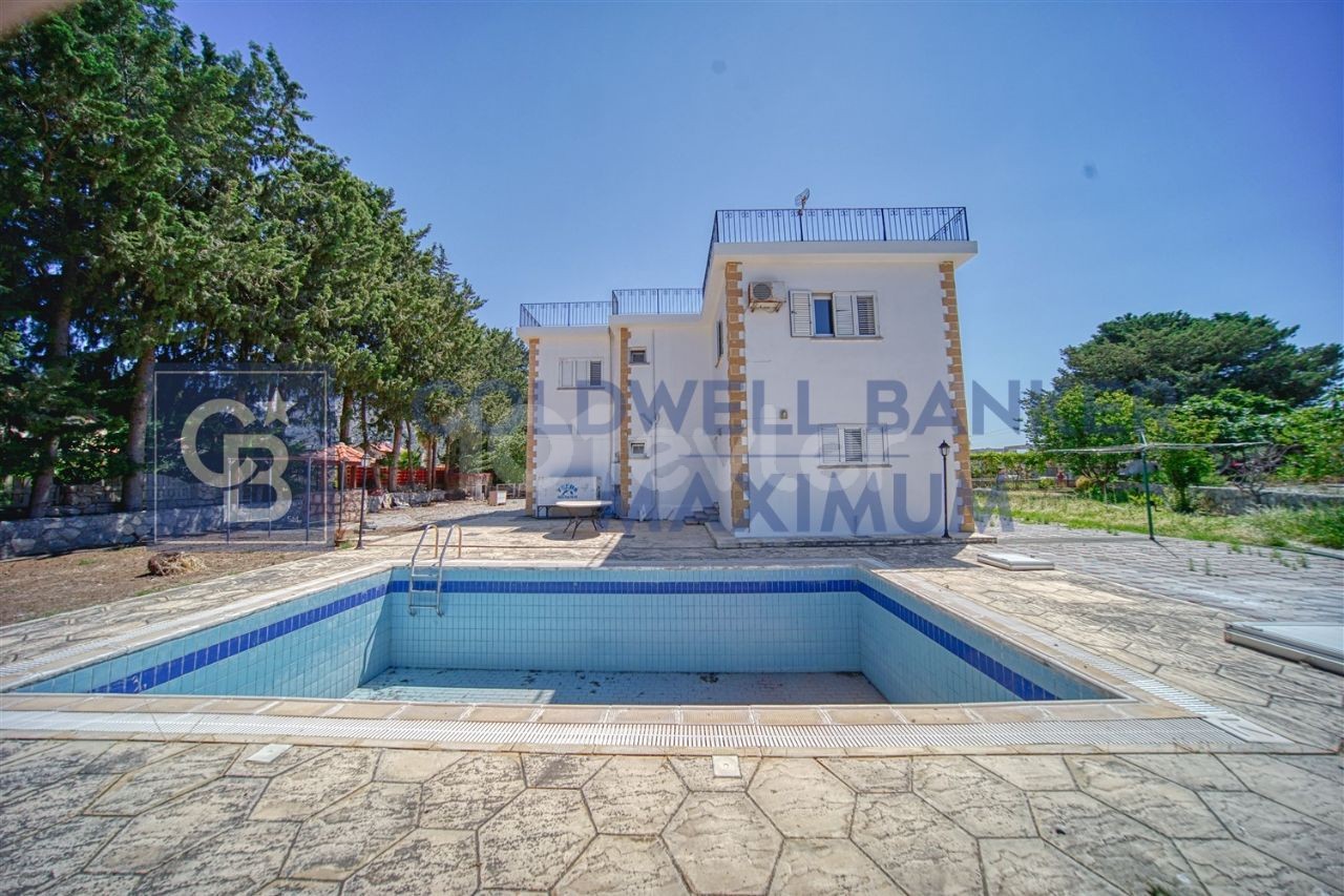 Girne Karşıyaka'da Satılık 5+1 Özel Havuzlu Villa