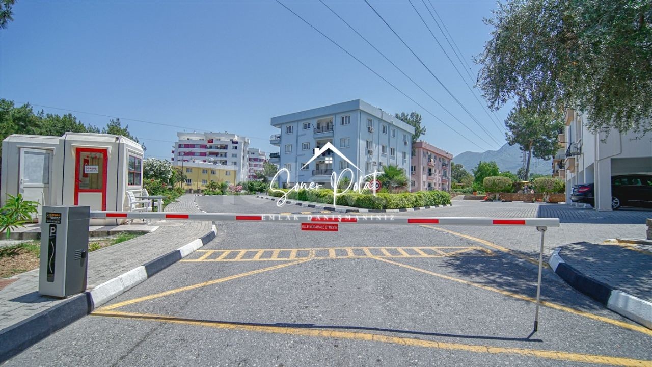 Girne Merkez'de Site İçinde Satılık Geniş 3+1 Daire