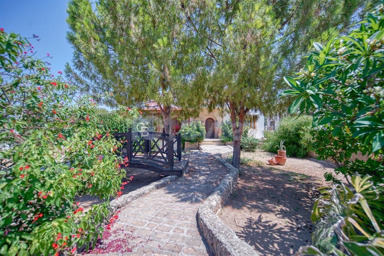 4 + 1 Villa Zum Verkauf In Kyrenia Chatalköy ** 