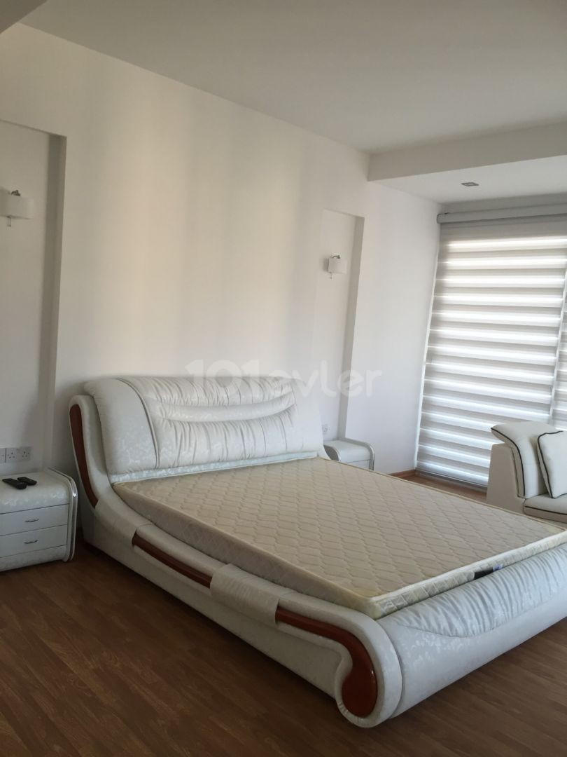 Girne Merkezde Müthiş Manzaralı Lüks 1 Yatak Odalı Penthouse 