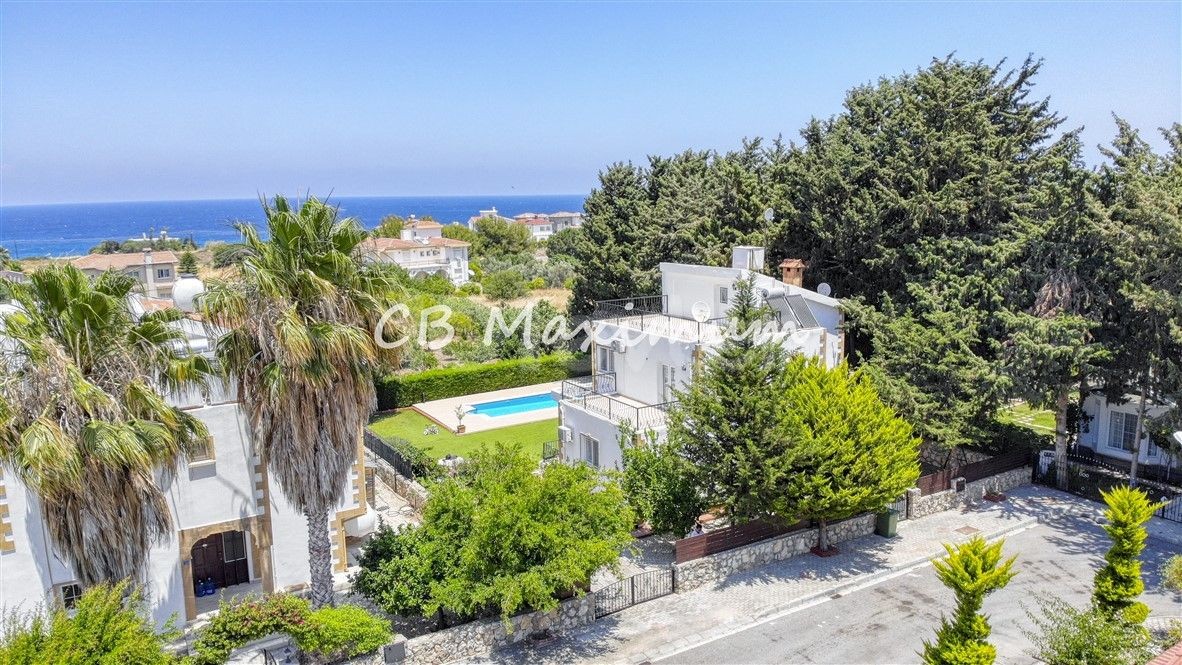 700 m2 Grundstück zum Verkauf in Kyrenia Karsiyaka 4 + 1 Villa mit privatem Pool ** 