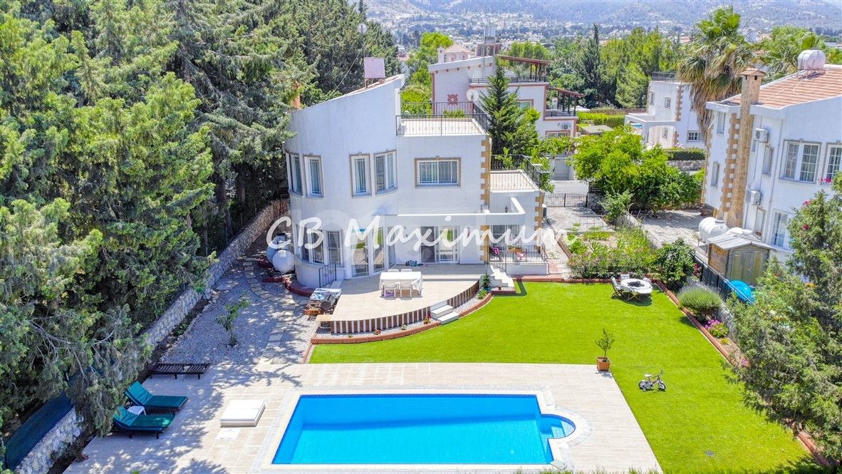 700 m2 Grundstück zum Verkauf in Kyrenia Karsiyaka 4 + 1 Villa mit privatem Pool ** 