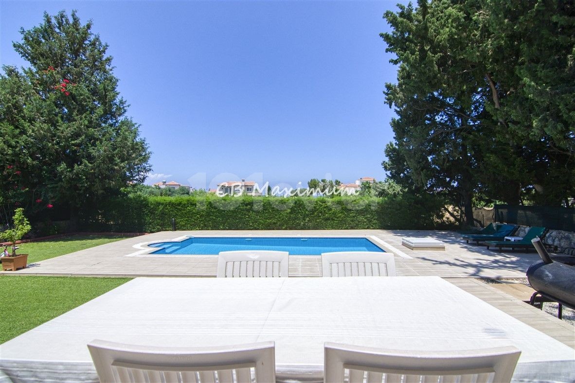 700 m2 Grundstück zum Verkauf in Kyrenia Karsiyaka 4 + 1 Villa mit privatem Pool ** 