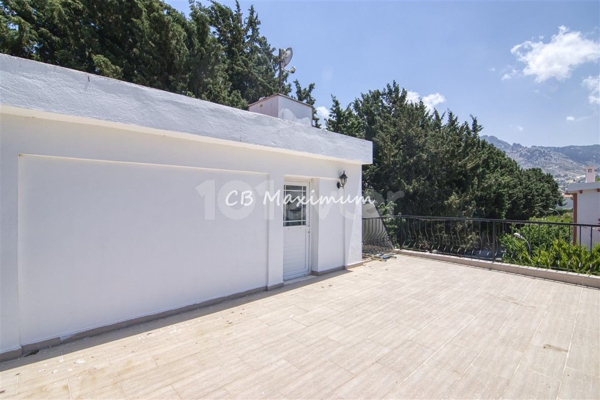 700 m2 Grundstück zum Verkauf in Kyrenia Karsiyaka 4 + 1 Villa mit privatem Pool ** 