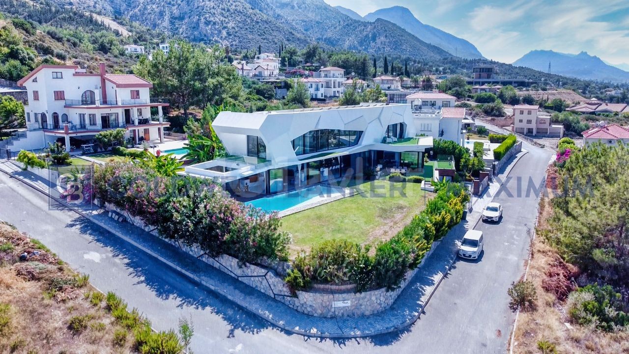 Kıbrıs Girne Satılık Ödüllü Tasarım 4+1 Villa