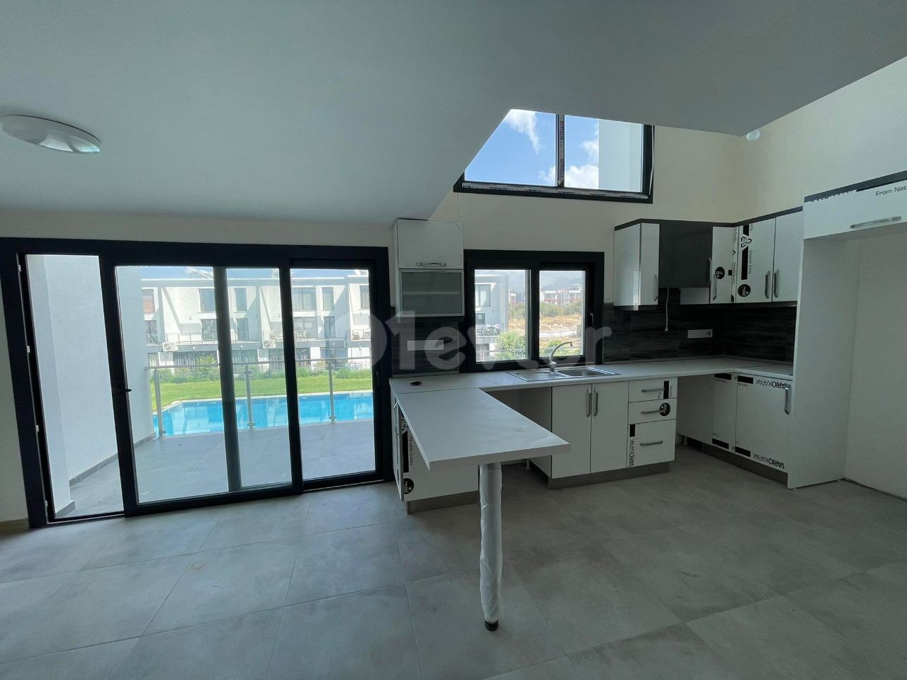 KIBRIS GİRNE ALSANCAK TA ANA CADDEYE YAKIN DUBLEX 1+1 YENİ DAİRE