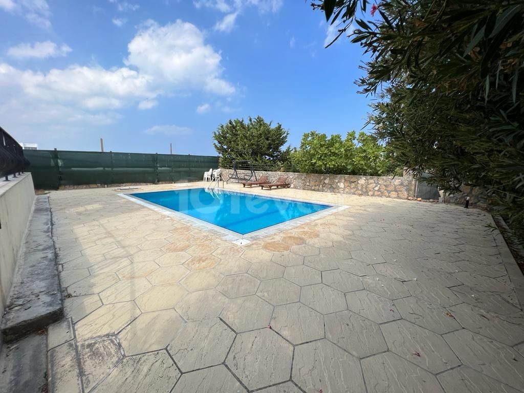 Girne Ozanköy Bölgesinde Satılık 3+1 havuzlu Villa