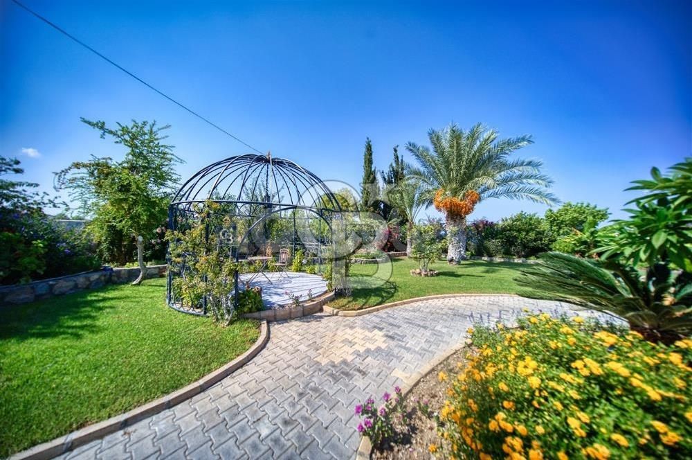 Preisgekrönte Gartenvilla zum Verkauf in Zypern, Kyrenia Lapta ** 