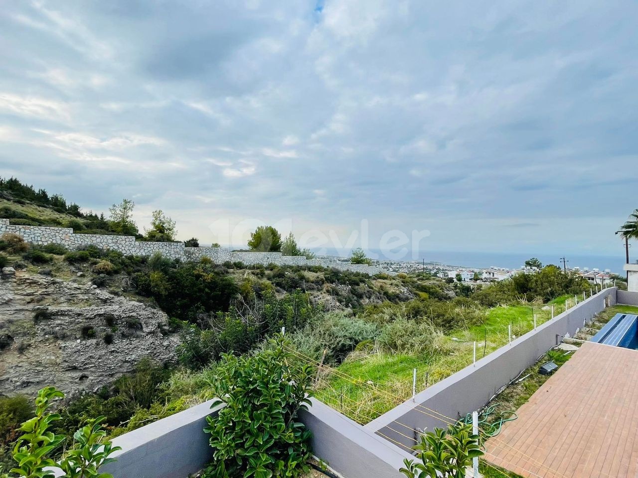 3+1 GANZ BESONDERE VILLA MIT POOL UND UNSCHLAGBAREM MEERBLICK IN OZANKOY, GIRNE, ZYPERN