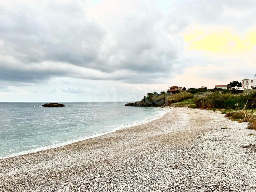 700 m2 großes Grundstück am Meer in Kyrenia Alsancak