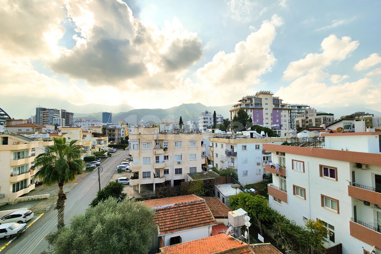 2+1 geräumige Wohnungen zum Verkauf im Zentrum von Kyrenia, Zypern, zu Fuß zum Markt