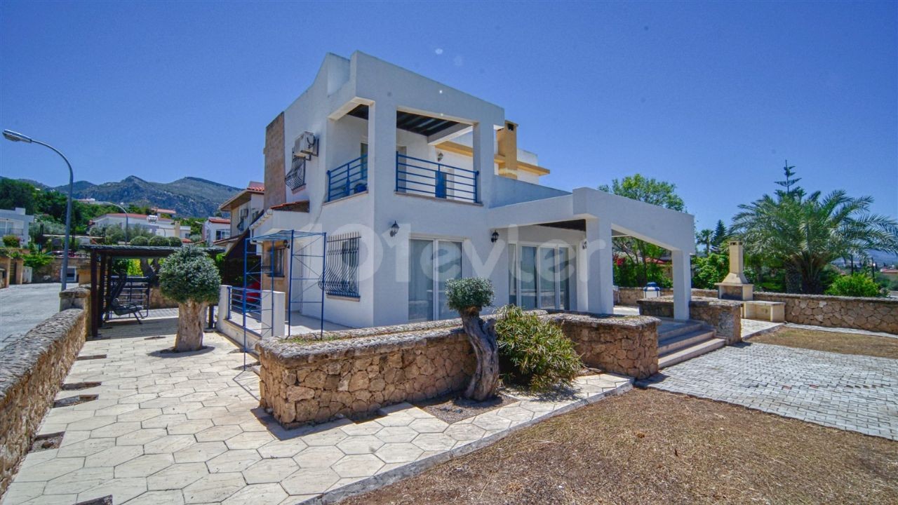 3+1 Villa zum Verkauf in einer Eckposition in einem Komplex in Çatalköy, Kyrenia, TRNC