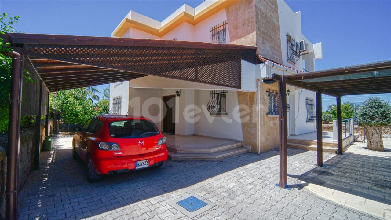 3+1 Villa zum Verkauf in einer Eckposition in einem Komplex in Çatalköy, Kyrenia, TRNC