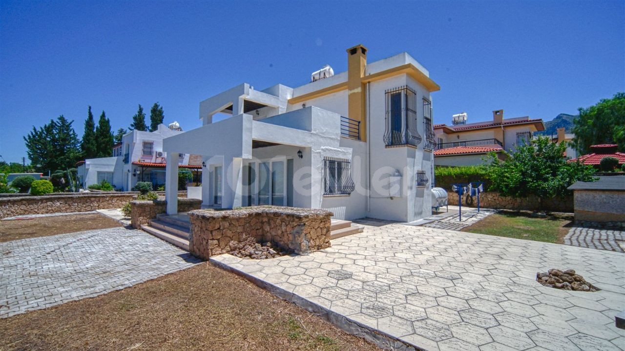 3+1 Villa zum Verkauf in einer Eckposition in einem Komplex in Çatalköy, Kyrenia, TRNC