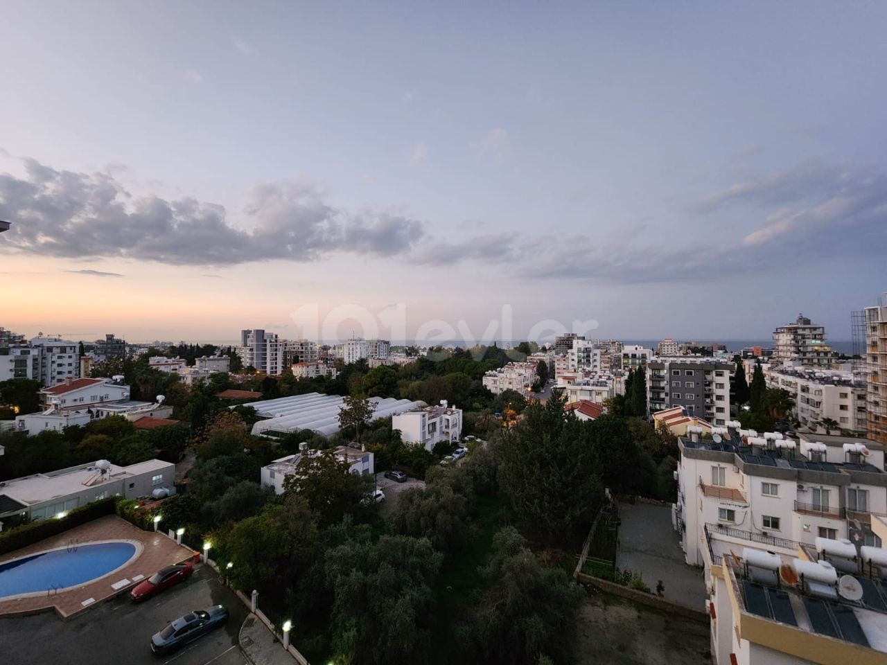 Türkisch hergestellte 3 + 1-Wohnung zum Verkauf mit Meerblick im Zentrum von Kyrenia, TRNC