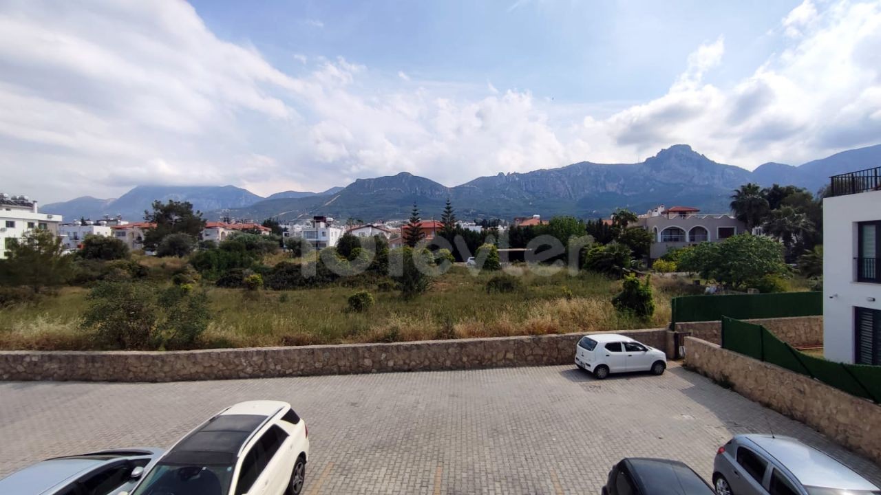 Kıbrıs Girne Zeytinlik Bölgesinde Ortak Havuzlu, Full Eşiyalli, Deniz manzarası, Geniş Kullanım Alanlı Satılık 3+1 Daire