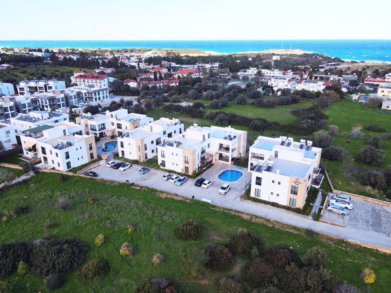Кипр, Кирения, Продается квартира 3+1 с общим бассейном, полным видом на море, просторная территория в Olive Grove
