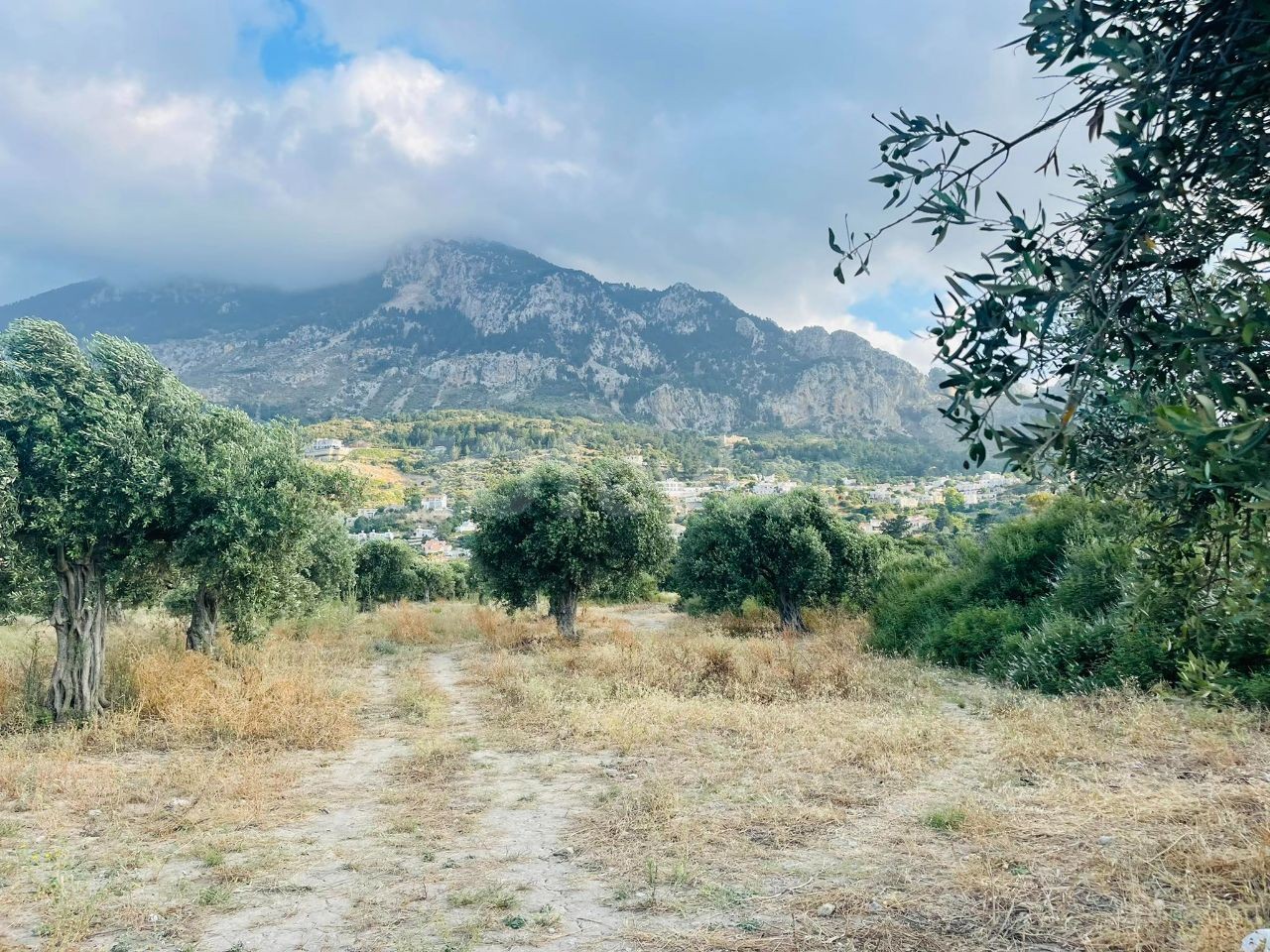 قبرس Kyrenia Karsiyaka da Turkish Cobble's Main Street نزدیک به 22. 5 هکتار از زمین های باشکوه