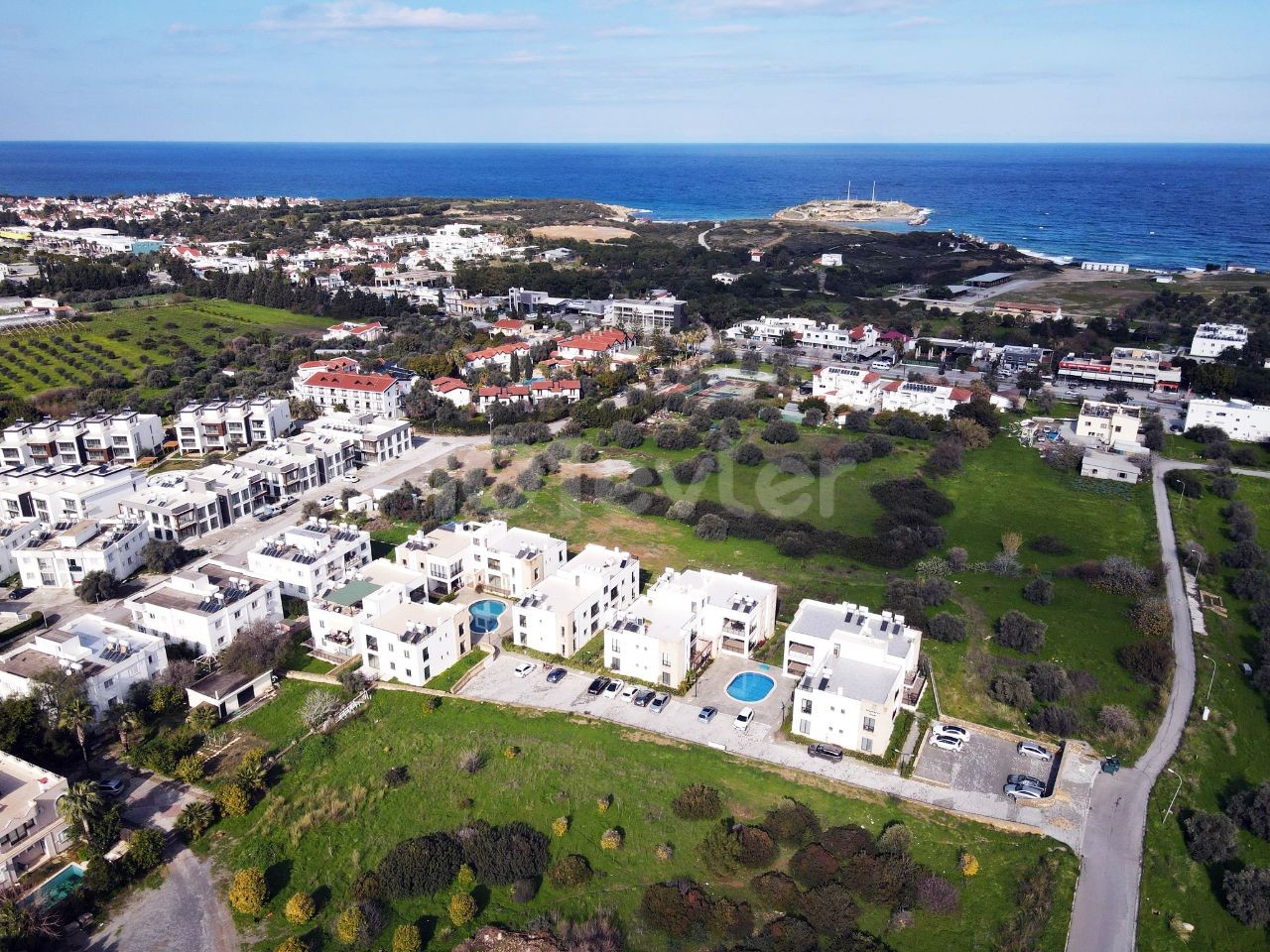 Kıbrıs Girne Zeytinlik Bölgesinde Ortak Havuzlu, Full Eşiyalli, Deniz manzarası, Geniş Kullanım Alanlı Satılık 3+1 Daire