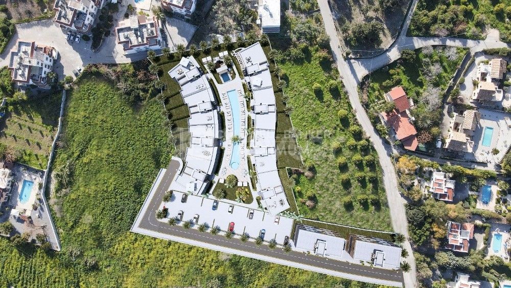 2+1 WOHNUNG ZU VERKAUFEN MIT GARTENBODEN ODER DACHTERRASSE AUF EINEM GELÄNDE MIT POOL IN ZYPERN GIRNE LAPTA REGION