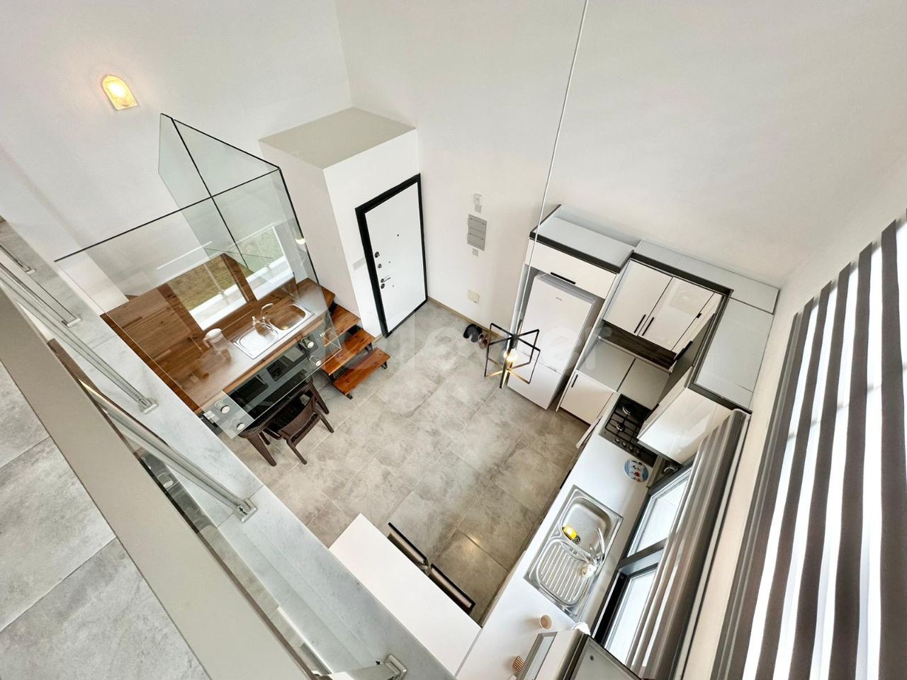 یک آپارتمان 1+1 کاملاً تازه مبله برای اجاره در منطقه آلسانجاک گیرنه