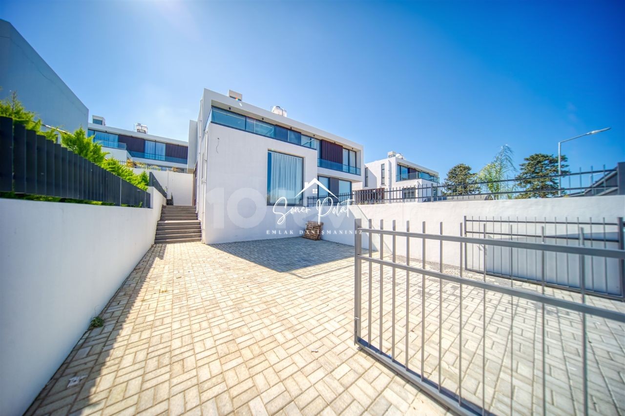 Ultraluxuriöse 3+1-Villa mit Pool zu vermieten in Girna Alsancak