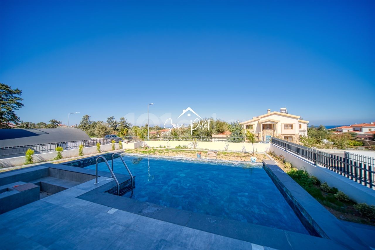 Ultraluxuriöse 3+1-Villa mit Pool zu vermieten in Girna Alsancak