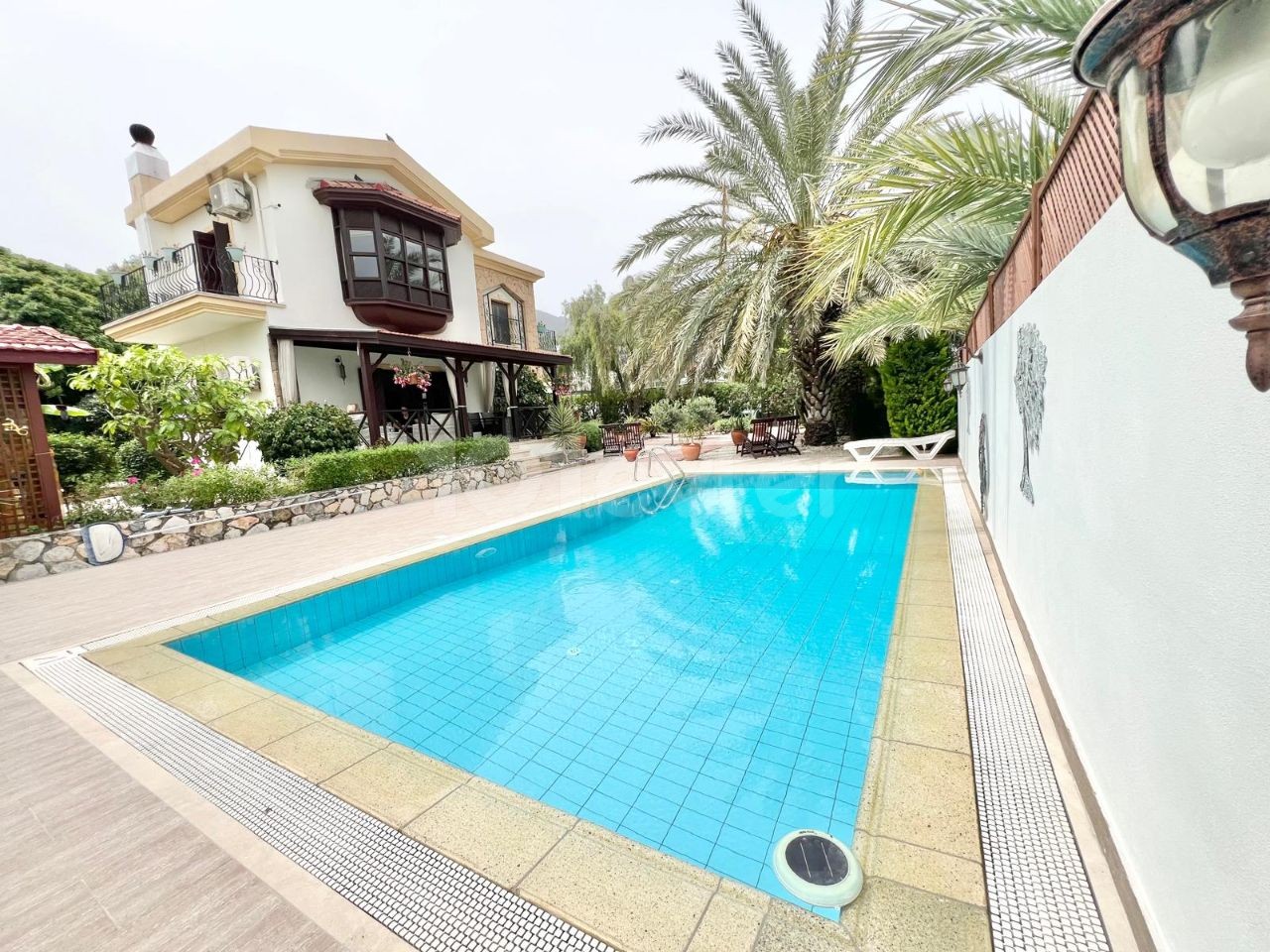 Gelegenheit 3+2 Villa mit großem Garten in TRNC Kyrenia Alsancak Region