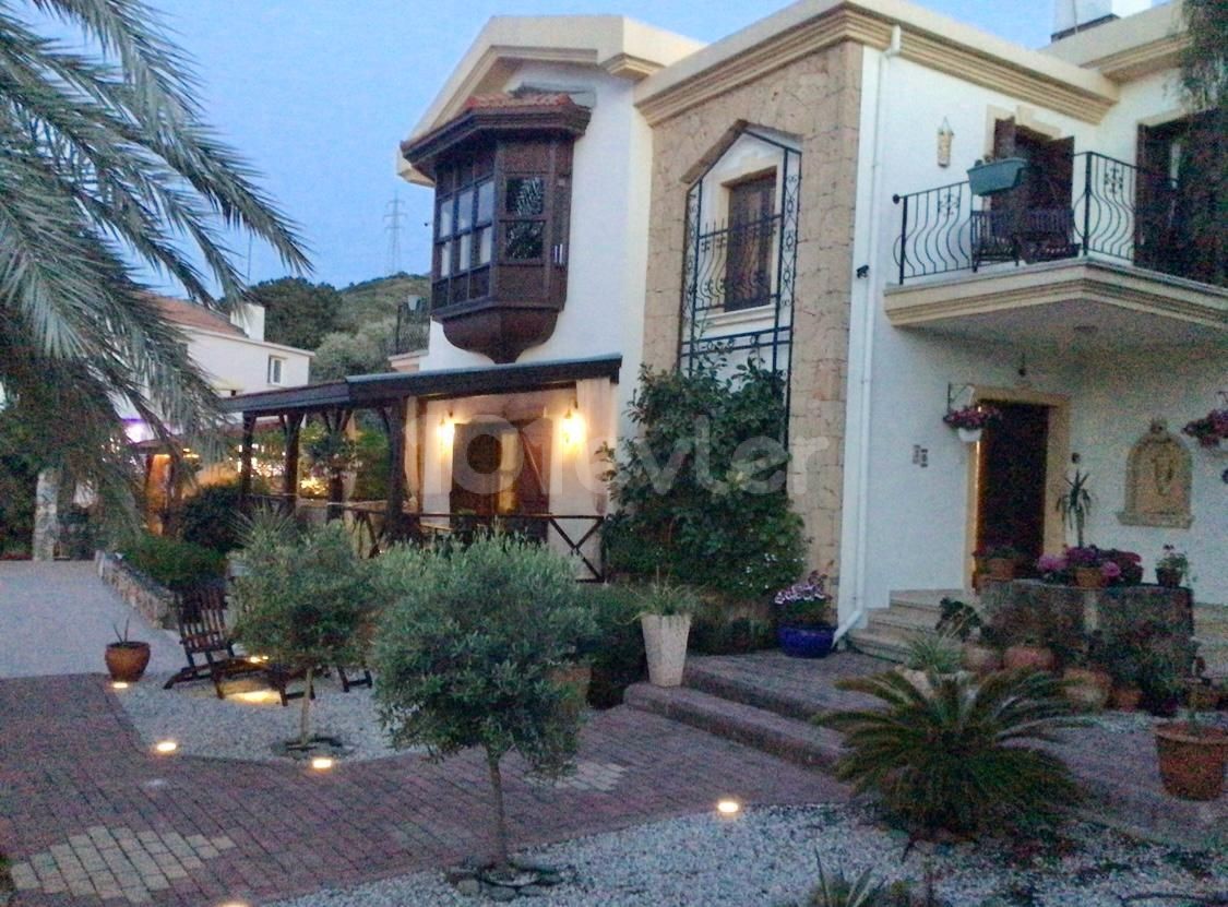 Gelegenheit 3+2 Villa mit großem Garten in TRNC Kyrenia Alsancak Region