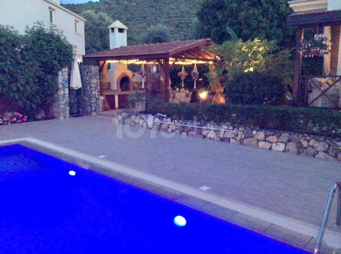 Gelegenheit 3+2 Villa mit großem Garten in TRNC Kyrenia Alsancak Region