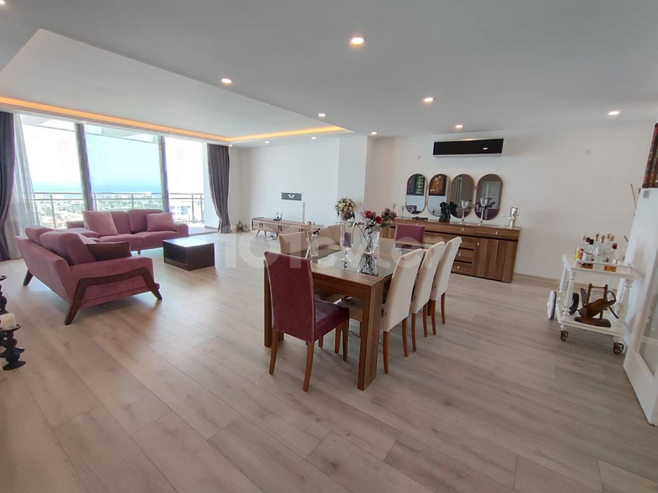 4+1 Penthouse for Rent with Large Ensuite in a Complex with Pool in Kyrenia Center