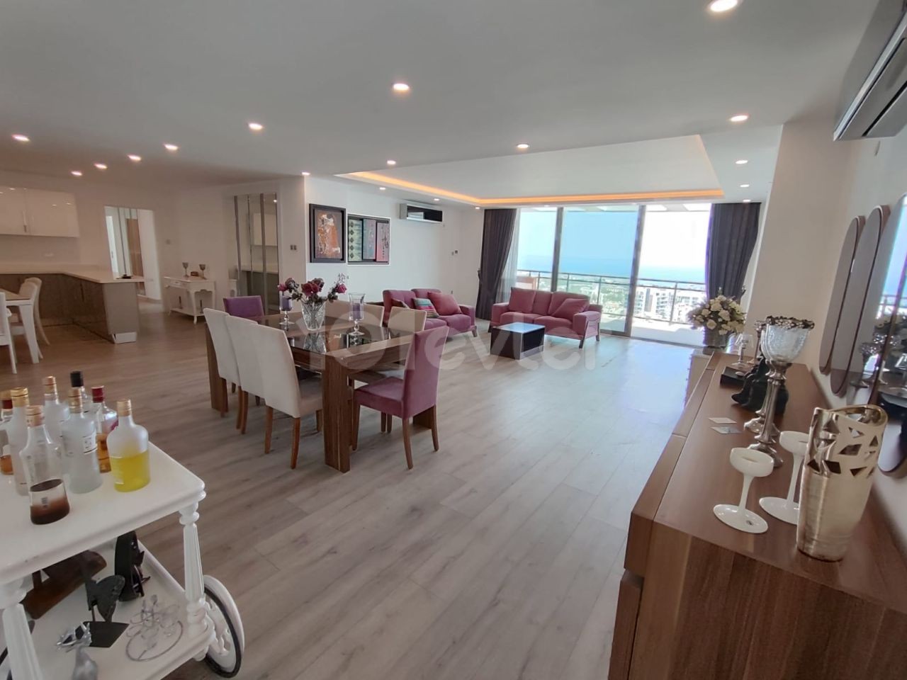 4+1 Penthouse zu vermieten mit geräumigem Bad auf einem Grundstück mit Pool im Zentrum von Kyrenia