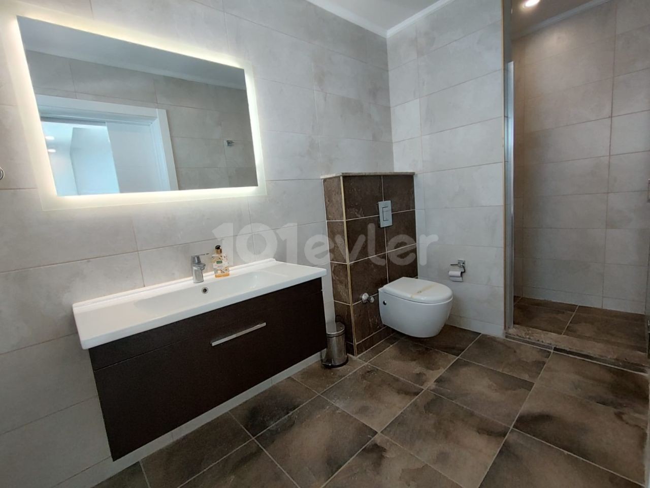 4+1 Penthouse for Rent with Large Ensuite in a Complex with Pool in Kyrenia Center